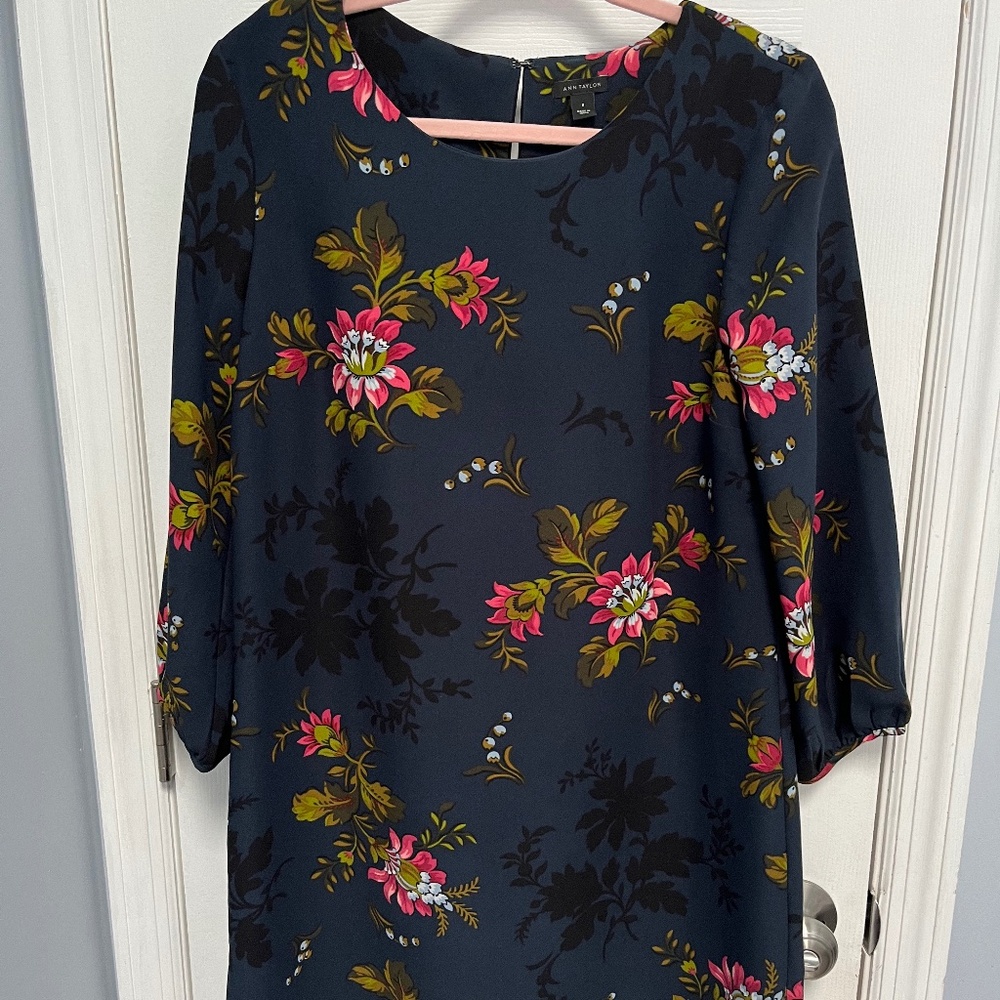 Ann Taylor dress size 8 blue with floral pattern keyhole back 3/4 sleeve